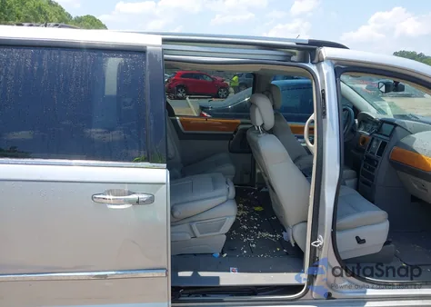 2010 Chrysler Town & Country New Limited from USA, damaged, VIN 2A4RR7DX5AR398496